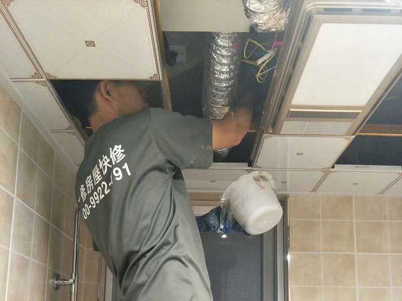 局部打孔安裝服務：實地測量，確定房間管道的分布、房間的高度、房間設施的位置及通風窗的位置等。 1、天花板的預處理，確定吊頂?shù)陌惭b高度，中間夾層大于300mm，用水平管在四個墻角劃線，并用墨斗彈出水平線。 2、確定通風窗的位置，在墻上用電錘打出直徑100mm的圓形孔。 3、電線預埋，照明線路為2條，取暖器的線路為5條，為了能保證正常使用，可多預埋1～2條。 4、水管、煤氣管等管道的處理，檢查是否有漏水、漏電現(xiàn)象。