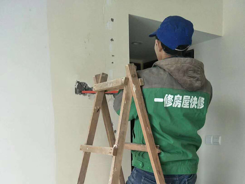 局部打孔安裝服務：實地測量，確定房間管道的分布、房間的高度、房間設施的位置及通風窗的位置等。 1、天花板的預處理，確定吊頂?shù)陌惭b高度，中間夾層大于300mm，用水平管在四個墻角劃線，并用墨斗彈出水平線。 2、確定通風窗的位置，在墻上用電錘打出直徑100mm的圓形孔。 3、電線預埋，照明線路為2條，取暖器的線路為5條，為了能保證正常使用，可多預埋1～2條。 4、水管、煤氣管等管道的處理，檢查是否有漏水、漏電現(xiàn)象。