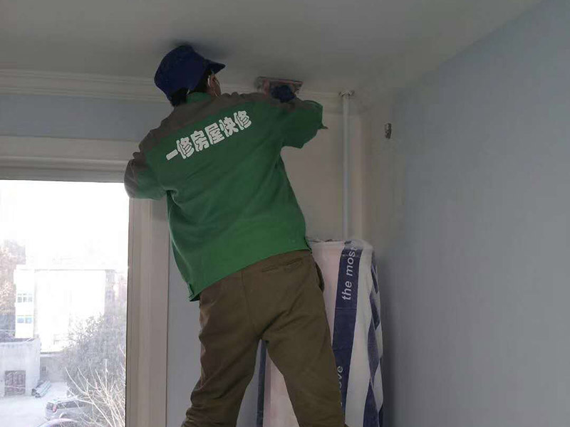 局部打孔安裝服務：實地測量，確定房間管道的分布、房間的高度、房間設施的位置及通風窗的位置等。 1、天花板的預處理，確定吊頂?shù)陌惭b高度，中間夾層大于300mm，用水平管在四個墻角劃線，并用墨斗彈出水平線。 2、確定通風窗的位置，在墻上用電錘打出直徑100mm的圓形孔。 3、電線預埋，照明線路為2條，取暖器的線路為5條，為了能保證正常使用，可多預埋1～2條。 4、水管、煤氣管等管道的處理，檢查是否有漏水、漏電現(xiàn)象。