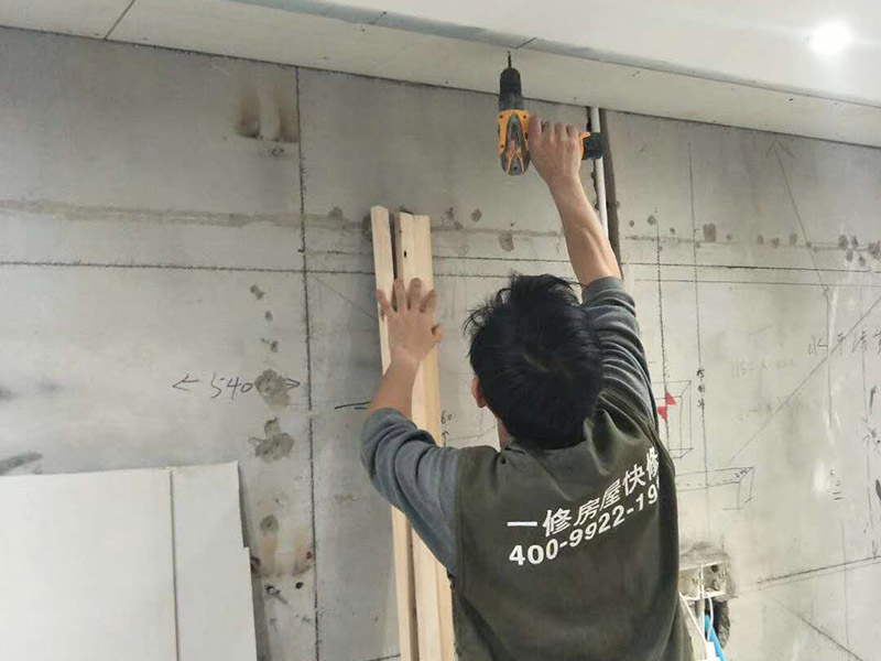 局部打孔安裝服務：實地測量，確定房間管道的分布、房間的高度、房間設施的位置及通風窗的位置等。 1、天花板的預處理，確定吊頂?shù)陌惭b高度，中間夾層大于300mm，用水平管在四個墻角劃線，并用墨斗彈出水平線。 2、確定通風窗的位置，在墻上用電錘打出直徑100mm的圓形孔。 3、電線預埋，照明線路為2條，取暖器的線路為5條，為了能保證正常使用，可多預埋1～2條。 4、水管、煤氣管等管道的處理，檢查是否有漏水、漏電現(xiàn)象。