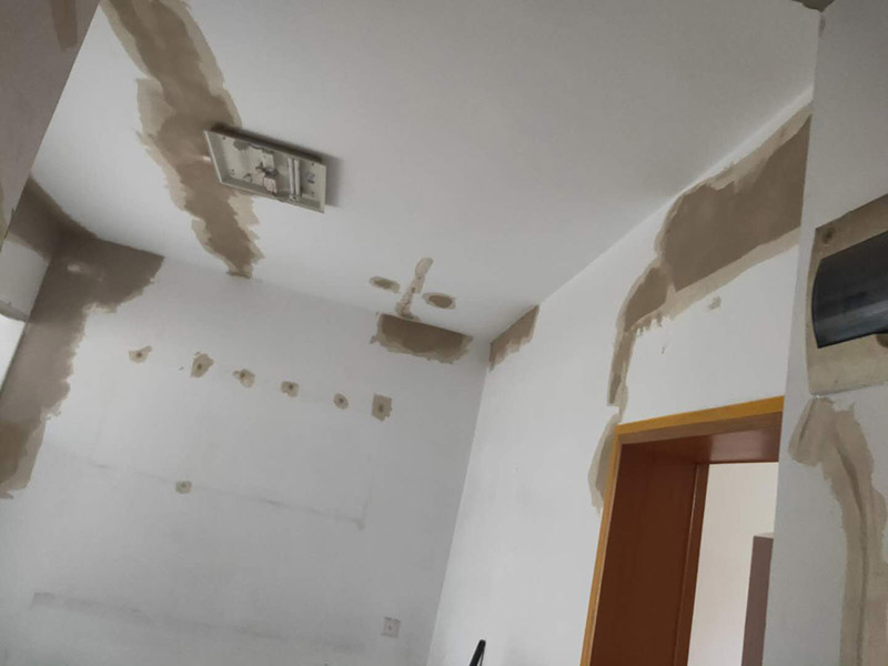 全屋墻面改造:通常要鏟除舊房子的原漆面，先用水噴濕其表層，再用電刨機或泥刀鏟除其表層漆面，表面已有嚴(yán)重漆面脫落，批燙層呈粉沙化的，應(yīng)鏟除漆層和整個批燙，直至見到水泥批燙或磚層；然后用膩子找平，打磨平整光滑，再刷乳膠漆。用石膏線在上部與頂面交接處做陰角，用踢腳線在下部與地面交接處收口。進行墻面平整處理后，墻面涂刷底漆的作用是抗堿防潮、封固基材、保護面漆，提高面漆的質(zhì)感和遮蓋力。