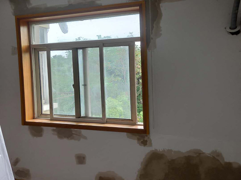 全屋墻面改造:通常要鏟除舊房子的原漆面，先用水噴濕其表層，再用電刨機或泥刀鏟除其表層漆面，表面已有嚴(yán)重漆面脫落，批燙層呈粉沙化的，應(yīng)鏟除漆層和整個批燙，直至見到水泥批燙或磚層；然后用膩子找平，打磨平整光滑，再刷乳膠漆。用石膏線在上部與頂面交接處做陰角，用踢腳線在下部與地面交接處收口。進行墻面平整處理后，墻面涂刷底漆的作用是抗堿防潮、封固基材、保護面漆，提高面漆的質(zhì)感和遮蓋力。