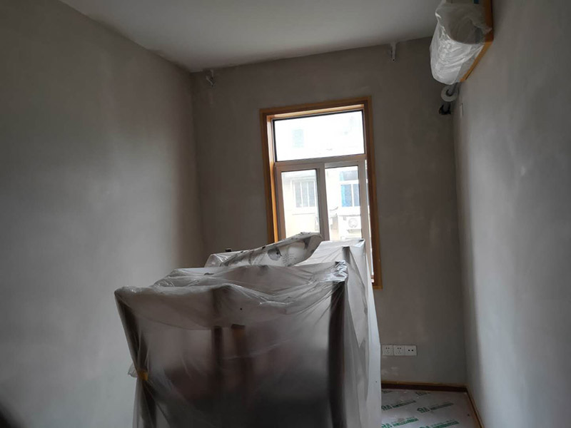 全屋墻面改造:通常要鏟除舊房子的原漆面，先用水噴濕其表層，再用電刨機或泥刀鏟除其表層漆面，表面已有嚴(yán)重漆面脫落，批燙層呈粉沙化的，應(yīng)鏟除漆層和整個批燙，直至見到水泥批燙或磚層；然后用膩子找平，打磨平整光滑，再刷乳膠漆。用石膏線在上部與頂面交接處做陰角，用踢腳線在下部與地面交接處收口。進行墻面平整處理后，墻面涂刷底漆的作用是抗堿防潮、封固基材、保護面漆，提高面漆的質(zhì)感和遮蓋力。