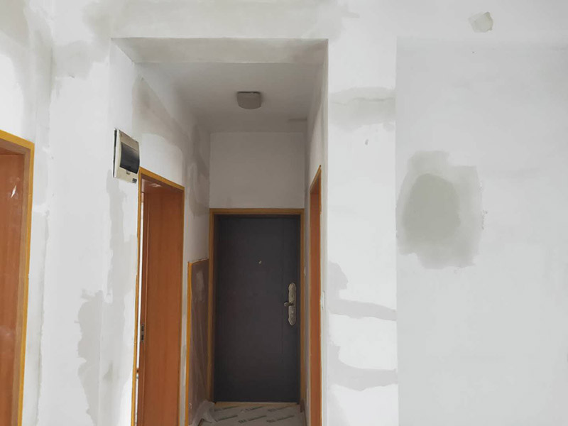 全屋墻面改造:通常要鏟除舊房子的原漆面，先用水噴濕其表層，再用電刨機或泥刀鏟除其表層漆面，表面已有嚴(yán)重漆面脫落，批燙層呈粉沙化的，應(yīng)鏟除漆層和整個批燙，直至見到水泥批燙或磚層；然后用膩子找平，打磨平整光滑，再刷乳膠漆。用石膏線在上部與頂面交接處做陰角，用踢腳線在下部與地面交接處收口。進行墻面平整處理后，墻面涂刷底漆的作用是抗堿防潮、封固基材、保護面漆，提高面漆的質(zhì)感和遮蓋力。