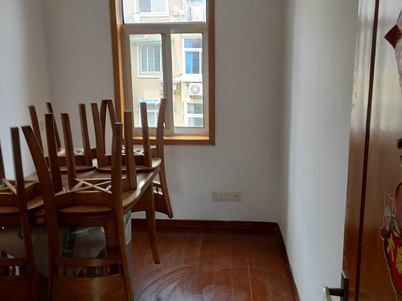 全屋墻面改造:通常要鏟除舊房子的原漆面，先用水噴濕其表層，再用電刨機或泥刀鏟除其表層漆面，表面已有嚴(yán)重漆面脫落，批燙層呈粉沙化的，應(yīng)鏟除漆層和整個批燙，直至見到水泥批燙或磚層；然后用膩子找平，打磨平整光滑，再刷乳膠漆。用石膏線在上部與頂面交接處做陰角，用踢腳線在下部與地面交接處收口。進行墻面平整處理后，墻面涂刷底漆的作用是抗堿防潮、封固基材、保護面漆，提高面漆的質(zhì)感和遮蓋力。