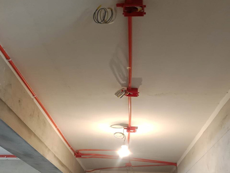 電路改造維修：定位確定好后，電工師傅會按照定位和電路走向來進行開槽布線，開的槽要橫平豎直，這才是規(guī)范的操作，不允許開橫槽，會影響墻體的承重力。接下來就是進行布線了，通常都是采用暗埋線管的方式，線管分為兩種，一種是冷彎管，還有一種PVC管。冷彎管是布線的最好選擇，特點是可以彎曲而不斷裂，價格比較貴，它的轉(zhuǎn)角有一定弧度，更換線比較方便，不用開墻更換。 選擇擇冷彎管的時候，需要借助彎管工具，弧度是線管直徑的十倍，這樣穿線或拆線，才能暢通無阻。