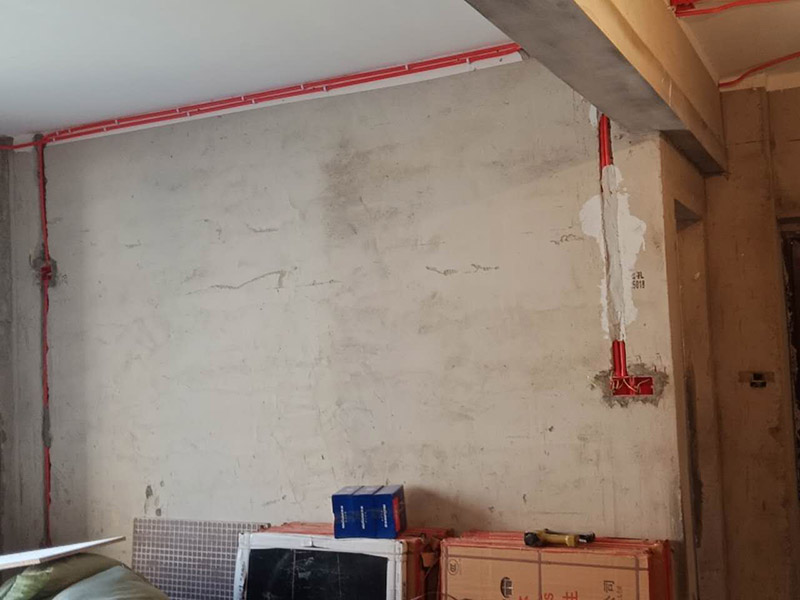 電路改造維修：定位確定好后，電工師傅會按照定位和電路走向來進行開槽布線，開的槽要橫平豎直，這才是規(guī)范的操作，不允許開橫槽，會影響墻體的承重力。接下來就是進行布線了，通常都是采用暗埋線管的方式，線管分為兩種，一種是冷彎管，還有一種PVC管。冷彎管是布線的最好選擇，特點是可以彎曲而不斷裂，價格比較貴，它的轉(zhuǎn)角有一定弧度，更換線比較方便，不用開墻更換。 選擇擇冷彎管的時候，需要借助彎管工具，弧度是線管直徑的十倍，這樣穿線或拆線，才能暢通無阻。