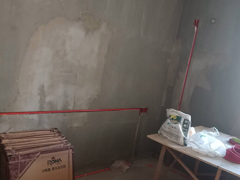 電路改造維修：定位確定好后，電工師傅會按照定位和電路走向來進行開槽布線，開的槽要橫平豎直，這才是規(guī)范的操作，不允許開橫槽，會影響墻體的承重力。接下來就是進行布線了，通常都是采用暗埋線管的方式，線管分為兩種，一種是冷彎管，還有一種PVC管。冷彎管是布線的最好選擇，特點是可以彎曲而不斷裂，價格比較貴，它的轉(zhuǎn)角有一定弧度，更換線比較方便，不用開墻更換。 選擇擇冷彎管的時候，需要借助彎管工具，弧度是線管直徑的十倍，這樣穿線或拆線，才能暢通無阻。