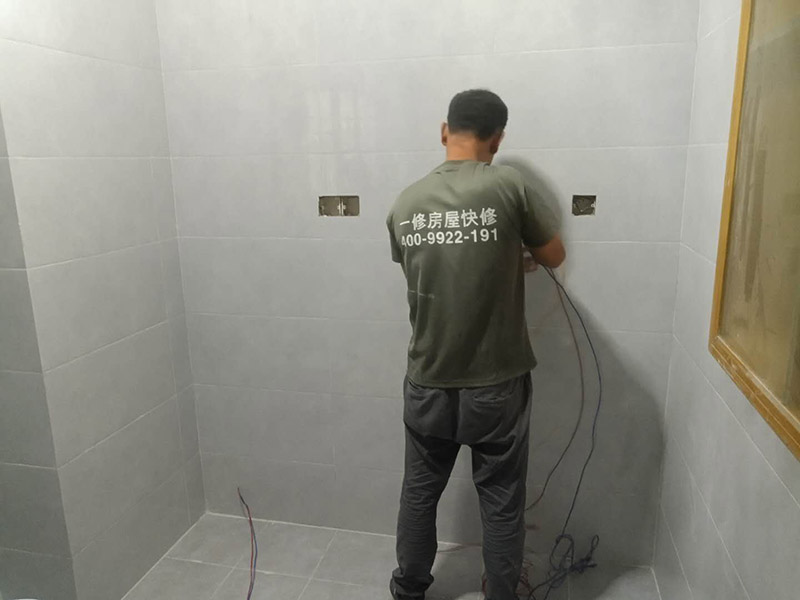 廚衛(wèi)墻面防水貼磚：衛(wèi)生間的防水工作流程，都是在地面用水泥砂漿找平一次，等它干透后再做防水。那些詢問做完防水能不能馬上貼瓷磚的業(yè)主，首先要搞清楚，防水不是只做一遍就可以的。一般的防水施工要做2到3遍，而且防水的順序也是有講究的，比如，要先做完墻面防水再貼墻磚，其次才可以做地面防水，再貼地磚。因為地面經(jīng)常會踩來踩去，地面防水如果先做了會很容易踩壞。