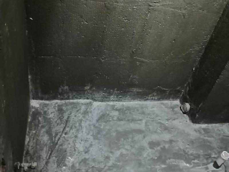 廚衛(wèi)墻面防水貼磚：衛(wèi)生間的防水工作流程，都是在地面用水泥砂漿找平一次，等它干透后再做防水。那些詢問做完防水能不能馬上貼瓷磚的業(yè)主，首先要搞清楚，防水不是只做一遍就可以的。一般的防水施工要做2到3遍，而且防水的順序也是有講究的，比如，要先做完墻面防水再貼墻磚，其次才可以做地面防水，再貼地磚。因為地面經(jīng)常會踩來踩去，地面防水如果先做了會很容易踩壞。