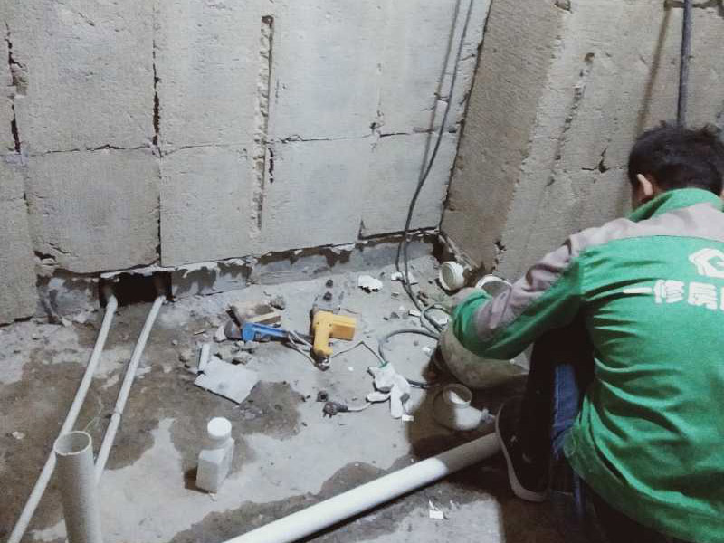 廚衛(wèi)墻面防水貼磚：衛(wèi)生間的防水工作流程，都是在地面用水泥砂漿找平一次，等它干透后再做防水。那些詢問做完防水能不能馬上貼瓷磚的業(yè)主，首先要搞清楚，防水不是只做一遍就可以的。一般的防水施工要做2到3遍，而且防水的順序也是有講究的，比如，要先做完墻面防水再貼墻磚，其次才可以做地面防水，再貼地磚。因為地面經(jīng)常會踩來踩去，地面防水如果先做了會很容易踩壞。