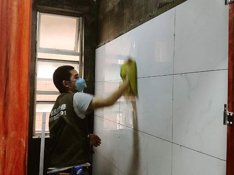 衛(wèi)生間裝修改造：由于衛(wèi)生間的用水量大，因此施工的第一步，我們需要對水電進行布局和改造。衛(wèi)生間的水電改造包括浴霸采暖、水管的入墻處理等。我們在進行水電改造前，要先明確衛(wèi)生間里需要安裝的衛(wèi)浴設(shè)備及其安裝的位置，然后預(yù)留好相關(guān)的插座，以防后期需要添加電器，方便使用。水電改造必須按照嚴格的施工標準來操作，以免影響到衛(wèi)生間的正常使用。其次，我們要做好衛(wèi)生間的防水工程，一般來說，它的地面防水是需要做兩遍，其防水層要高出地面大概250mm左右。然后我們在做好保護層，處理好地面防水之后，衛(wèi)生間的墻面也需要做好相應(yīng)的防水工程。需要注意的是衛(wèi)生間的墻面防水層最好做到頂，防水工程做好之后，一定不要忘了做24小時閉水試驗。