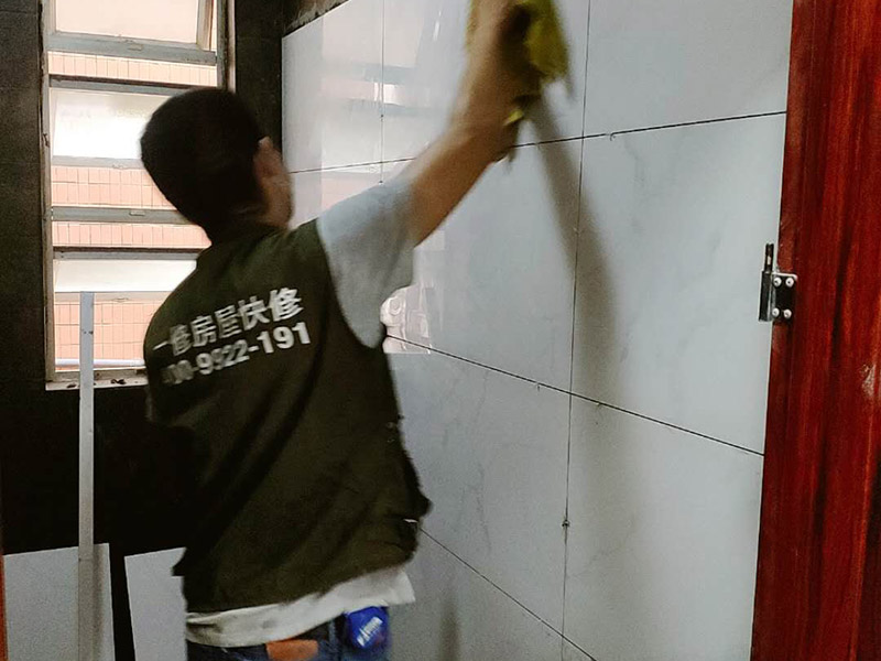 衛(wèi)生間裝修改造：由于衛(wèi)生間的用水量大，因此施工的第一步，我們需要對水電進行布局和改造。衛(wèi)生間的水電改造包括浴霸采暖、水管的入墻處理等。我們在進行水電改造前，要先明確衛(wèi)生間里需要安裝的衛(wèi)浴設(shè)備及其安裝的位置，然后預(yù)留好相關(guān)的插座，以防后期需要添加電器，方便使用。水電改造必須按照嚴格的施工標準來操作，以免影響到衛(wèi)生間的正常使用。其次，我們要做好衛(wèi)生間的防水工程，一般來說，它的地面防水是需要做兩遍，其防水層要高出地面大概250mm左右。然后我們在做好保護層，處理好地面防水之后，衛(wèi)生間的墻面也需要做好相應(yīng)的防水工程。需要注意的是衛(wèi)生間的墻面防水層最好做到頂，防水工程做好之后，一定不要忘了做24小時閉水試驗。