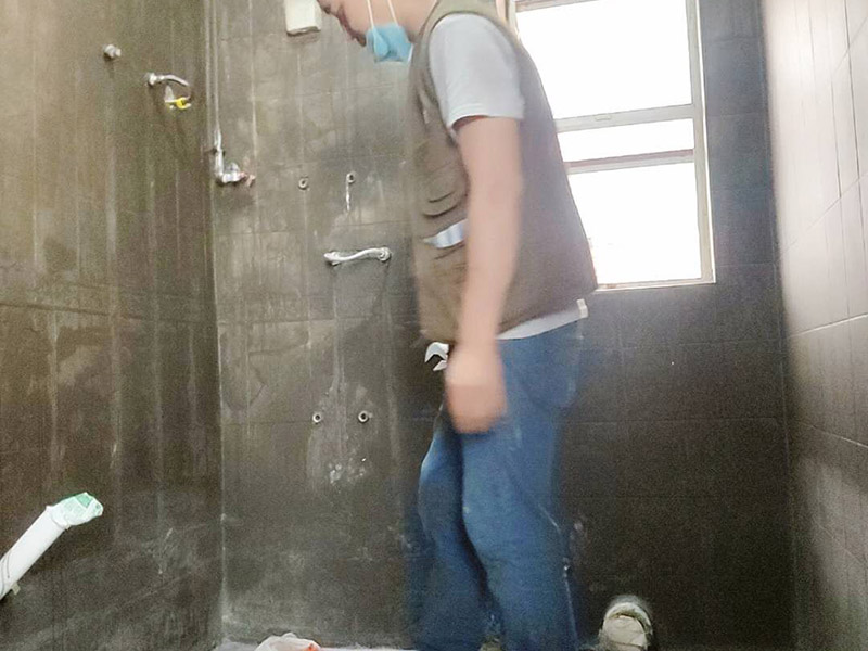 衛(wèi)生間裝修改造：由于衛(wèi)生間的用水量大，因此施工的第一步，我們需要對水電進行布局和改造。衛(wèi)生間的水電改造包括浴霸采暖、水管的入墻處理等。我們在進行水電改造前，要先明確衛(wèi)生間里需要安裝的衛(wèi)浴設(shè)備及其安裝的位置，然后預(yù)留好相關(guān)的插座，以防后期需要添加電器，方便使用。水電改造必須按照嚴格的施工標準來操作，以免影響到衛(wèi)生間的正常使用。其次，我們要做好衛(wèi)生間的防水工程，一般來說，它的地面防水是需要做兩遍，其防水層要高出地面大概250mm左右。然后我們在做好保護層，處理好地面防水之后，衛(wèi)生間的墻面也需要做好相應(yīng)的防水工程。需要注意的是衛(wèi)生間的墻面防水層最好做到頂，防水工程做好之后，一定不要忘了做24小時閉水試驗。