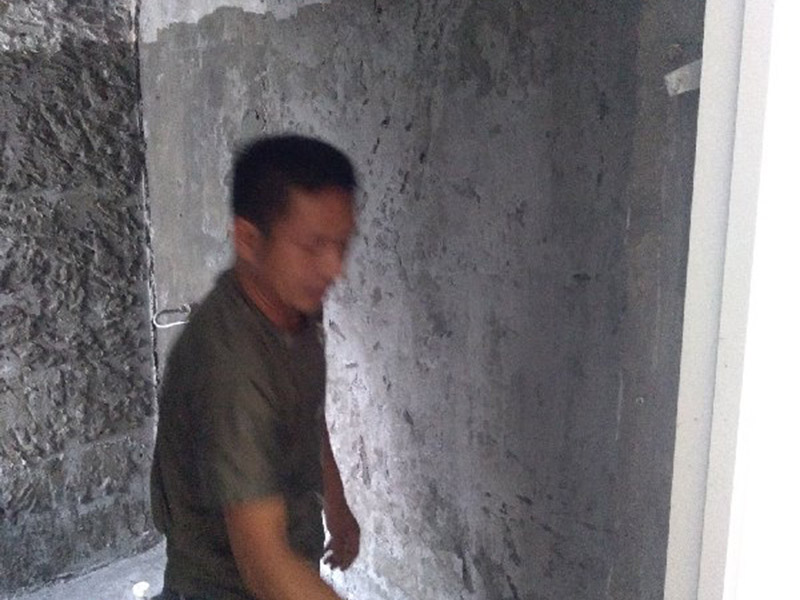 衛(wèi)生間裝修改造：由于衛(wèi)生間的用水量大，因此施工的第一步，我們需要對水電進行布局和改造。衛(wèi)生間的水電改造包括浴霸采暖、水管的入墻處理等。我們在進行水電改造前，要先明確衛(wèi)生間里需要安裝的衛(wèi)浴設(shè)備及其安裝的位置，然后預(yù)留好相關(guān)的插座，以防后期需要添加電器，方便使用。水電改造必須按照嚴格的施工標準來操作，以免影響到衛(wèi)生間的正常使用。其次，我們要做好衛(wèi)生間的防水工程，一般來說，它的地面防水是需要做兩遍，其防水層要高出地面大概250mm左右。然后我們在做好保護層，處理好地面防水之后，衛(wèi)生間的墻面也需要做好相應(yīng)的防水工程。需要注意的是衛(wèi)生間的墻面防水層最好做到頂，防水工程做好之后，一定不要忘了做24小時閉水試驗。