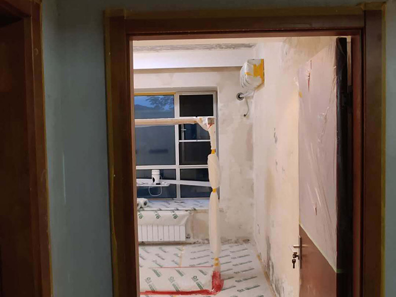 墻面改造翻新：在舊墻面上重新刷乳膠漆之前，一般先要對舊墻上的油污、浮灰、空鼓或裂紋等做處理，清除浮灰，鏟除起砂翹皮等部位，對油污的部位，應(yīng)先將原有涂層鏟除，不能鏟除應(yīng)徹底清洗干凈，墻面清理完畢，在用膩子批刮兩道。 盡量用較細的砂紙，通常質(zhì)地較松軟的膩子用400-500號的砂紙，質(zhì)地較硬的用360-400號為佳，假如砂紙?zhí)值脑挄粝潞苌畹纳昂?，刷漆是掩蓋不掉的。打磨結(jié)束必定。上完底漆后，可以明顯看到膩子打磨完畢后還留有一些坑眼，這時候就需要修補了，修補時一定要打磨平整，再用稍微多加一點水的底漆刷一遍，以免刷面漆的時候因為與其它墻面吃水量不同而有色差。上面漆時要選擇好的滾筒，注意滾筒的毛不要太短，但一定要細，漆不要加過量的水，過量的水會影響漆膜厚度、手感和硬度。涂刷的時候要注意墻角、每滾中間接茬部分和收漆方向，確保刷出來的漆膜手感細膩。 乳膠漆涂刷完以后4個小時就會干燥，但干燥的漆膜還沒有達到必定的硬度，這就要護理，很簡單，7-10天以內(nèi)不要有擦拭或任何觸摸墻面的行為即可。