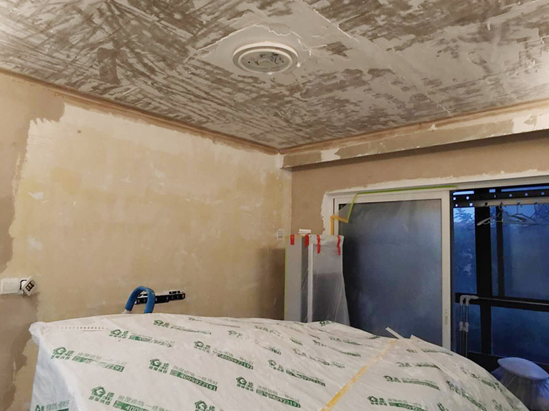 墻面改造翻新：在舊墻面上重新刷乳膠漆之前，一般先要對舊墻上的油污、浮灰、空鼓或裂紋等做處理，清除浮灰，鏟除起砂翹皮等部位，對油污的部位，應(yīng)先將原有涂層鏟除，不能鏟除應(yīng)徹底清洗干凈，墻面清理完畢，在用膩子批刮兩道。 盡量用較細的砂紙，通常質(zhì)地較松軟的膩子用400-500號的砂紙，質(zhì)地較硬的用360-400號為佳，假如砂紙?zhí)值脑挄粝潞苌畹纳昂?，刷漆是掩蓋不掉的。打磨結(jié)束必定。上完底漆后，可以明顯看到膩子打磨完畢后還留有一些坑眼，這時候就需要修補了，修補時一定要打磨平整，再用稍微多加一點水的底漆刷一遍，以免刷面漆的時候因為與其它墻面吃水量不同而有色差。上面漆時要選擇好的滾筒，注意滾筒的毛不要太短，但一定要細，漆不要加過量的水，過量的水會影響漆膜厚度、手感和硬度。涂刷的時候要注意墻角、每滾中間接茬部分和收漆方向，確保刷出來的漆膜手感細膩。 乳膠漆涂刷完以后4個小時就會干燥，但干燥的漆膜還沒有達到必定的硬度，這就要護理，很簡單，7-10天以內(nèi)不要有擦拭或任何觸摸墻面的行為即可。