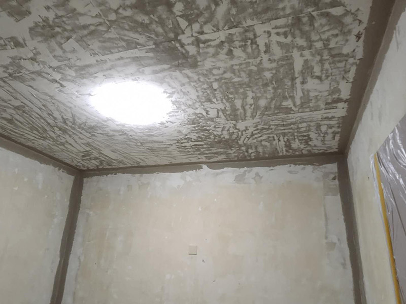 墻面改造翻新：在舊墻面上重新刷乳膠漆之前，一般先要對舊墻上的油污、浮灰、空鼓或裂紋等做處理，清除浮灰，鏟除起砂翹皮等部位，對油污的部位，應(yīng)先將原有涂層鏟除，不能鏟除應(yīng)徹底清洗干凈，墻面清理完畢，在用膩子批刮兩道。 盡量用較細的砂紙，通常質(zhì)地較松軟的膩子用400-500號的砂紙，質(zhì)地較硬的用360-400號為佳，假如砂紙?zhí)值脑挄粝潞苌畹纳昂?，刷漆是掩蓋不掉的。打磨結(jié)束必定。上完底漆后，可以明顯看到膩子打磨完畢后還留有一些坑眼，這時候就需要修補了，修補時一定要打磨平整，再用稍微多加一點水的底漆刷一遍，以免刷面漆的時候因為與其它墻面吃水量不同而有色差。上面漆時要選擇好的滾筒，注意滾筒的毛不要太短，但一定要細，漆不要加過量的水，過量的水會影響漆膜厚度、手感和硬度。涂刷的時候要注意墻角、每滾中間接茬部分和收漆方向，確保刷出來的漆膜手感細膩。 乳膠漆涂刷完以后4個小時就會干燥，但干燥的漆膜還沒有達到必定的硬度，這就要護理，很簡單，7-10天以內(nèi)不要有擦拭或任何觸摸墻面的行為即可。