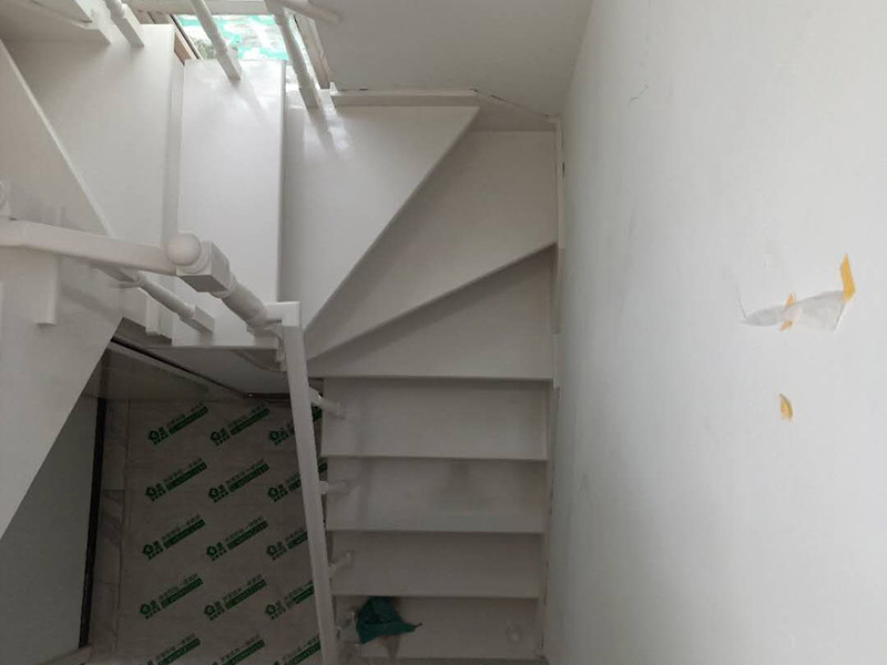 樓梯改色維修：木樓梯刷漆流程也是比較簡單的,我覺得還是很不錯的,先用砂布打磨一遍,然后清除灰塵、刷底漆、打磨、刷面漆。每刷一遍漆以后,都要用砂布打磨,最后的一遍油漆不要打磨的。
