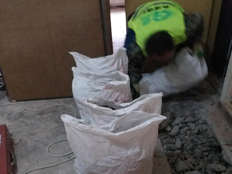 地面開槽建渣處理:1、開槽過程中，不允許出現(xiàn)在承重墻面橫向開槽大于100cm的現(xiàn)象，因為橫向開槽將破壞整樓的承重，使得抗震能力降低而且墻面容易開裂。如果是保溫墻的話，開很長的橫槽有可能會導(dǎo)致開槽上部的保溫層整體脫落。墻面開槽一般都應(yīng)該是豎向垂直開槽。 　　2、預(yù)埋直徑1.6cm的線管墻體開槽的深度不得小于3cm，這樣封槽后刮膩?zhàn)泳筒怀霈F(xiàn)墻面不平整的現(xiàn)象了，也避免時間長了因封槽太淺導(dǎo)致墻漆開裂。 　　3、開槽過程中如遇線管90°彎時，應(yīng)擴(kuò)大開槽的位置，使線管能呈現(xiàn)出兩個45°彎，以便于施工過程中穿線和日后檢修。 　　4、線槽和線槽的距離不能小于100mm，同一條線槽內(nèi)布線管數(shù)不建議超過6根。 　　5、天花吊燈位移位時，樓板頂面的開槽一定要注意鋼筋位置，打槽的深度約10mm，便于穿黃臘管后并綁膠布布線，嚴(yán)禁裸線布設(shè)。