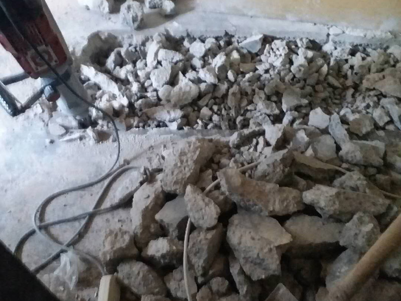 地面開槽建渣處理:1、開槽過程中，不允許出現(xiàn)在承重墻面橫向開槽大于100cm的現(xiàn)象，因為橫向開槽將破壞整樓的承重，使得抗震能力降低而且墻面容易開裂。如果是保溫墻的話，開很長的橫槽有可能會導(dǎo)致開槽上部的保溫層整體脫落。墻面開槽一般都應(yīng)該是豎向垂直開槽。 　　2、預(yù)埋直徑1.6cm的線管墻體開槽的深度不得小于3cm，這樣封槽后刮膩?zhàn)泳筒怀霈F(xiàn)墻面不平整的現(xiàn)象了，也避免時間長了因封槽太淺導(dǎo)致墻漆開裂。 　　3、開槽過程中如遇線管90°彎時，應(yīng)擴(kuò)大開槽的位置，使線管能呈現(xiàn)出兩個45°彎，以便于施工過程中穿線和日后檢修。 　　4、線槽和線槽的距離不能小于100mm，同一條線槽內(nèi)布線管數(shù)不建議超過6根。 　　5、天花吊燈位移位時，樓板頂面的開槽一定要注意鋼筋位置，打槽的深度約10mm，便于穿黃臘管后并綁膠布布線，嚴(yán)禁裸線布設(shè)。