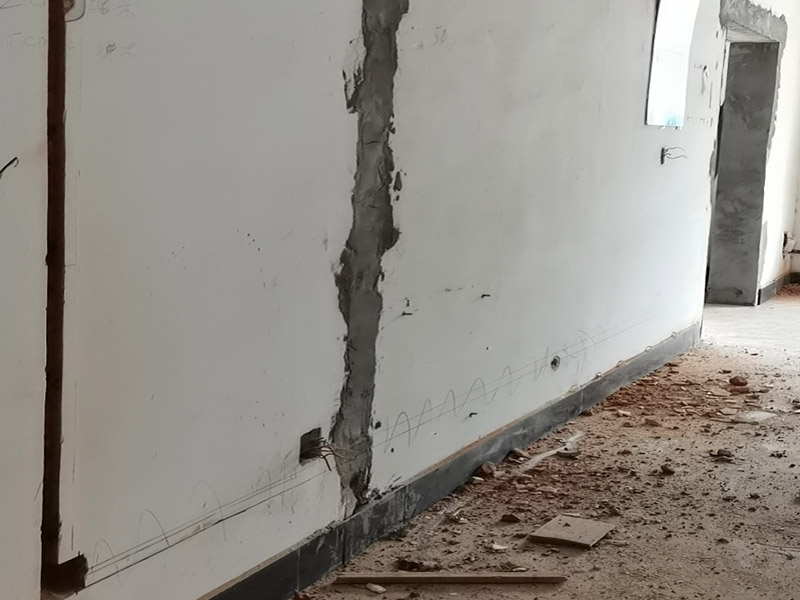 墻壁電路開槽：1.劃線路。根據(jù)要改的方案畫好線路,線路采用橫平豎直的方法規(guī)劃。 2.無齒鋸開槽。根據(jù)線路用無齒鋸開槽,在墻面上切出線路。 3.加水。再需要開槽的墻面上加點水,且在切得過程中一直加水,防止刀片過熱。 4.沖槽。用電錘將切好的墻面沖出溝槽,注意力度與角度,盡量沖的規(guī)整。 5.清理槽。將沖出的溝槽進行清理,將易掉的地方都打下來。