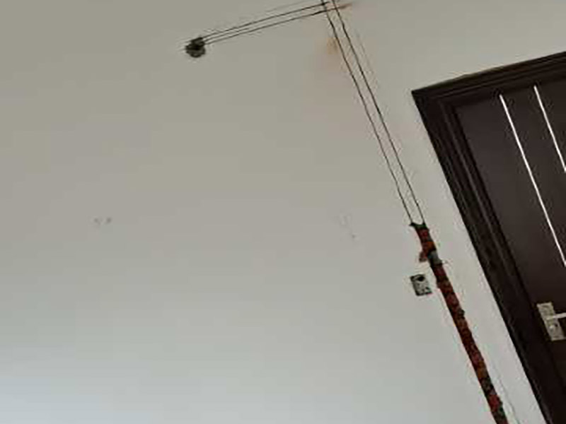 墻壁電路開槽：1.劃線路。根據(jù)要改的方案畫好線路,線路采用橫平豎直的方法規(guī)劃。 2.無齒鋸開槽。根據(jù)線路用無齒鋸開槽,在墻面上切出線路。 3.加水。再需要開槽的墻面上加點水,且在切得過程中一直加水,防止刀片過熱。 4.沖槽。用電錘將切好的墻面沖出溝槽,注意力度與角度,盡量沖的規(guī)整。 5.清理槽。將沖出的溝槽進行清理,將易掉的地方都打下來。