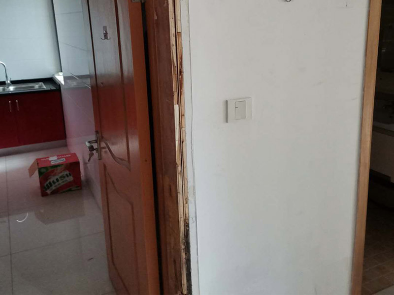 臥室門框維修：1.漆面表面劃傷用bai一只顏色與家具相同的普du通的繪圖用蠟筆，在劃痕zhi上劃一劃，使其與周邊漆面dao高度相同，再薄薄地涂上一層透明的清漆就可以了；2.油漆剝落修復(fù)，清漆家具表面小塊油漆剝落后可取同色廣告顏料涂補(bǔ)，再用清漆涂在表面，即完好如初3.裂縫填補(bǔ)用油灰和顏料拌勻后嵌入堵平，但要注意顏料要和原油灰的顏料、原油漆色彩一致，以防留下疤跡