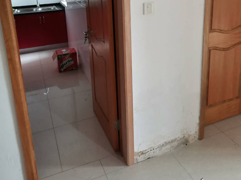 臥室門框維修：1.漆面表面劃傷用bai一只顏色與家具相同的普du通的繪圖用蠟筆，在劃痕zhi上劃一劃，使其與周邊漆面dao高度相同，再薄薄地涂上一層透明的清漆就可以了；2.油漆剝落修復(fù)，清漆家具表面小塊油漆剝落后可取同色廣告顏料涂補(bǔ)，再用清漆涂在表面，即完好如初3.裂縫填補(bǔ)用油灰和顏料拌勻后嵌入堵平，但要注意顏料要和原油灰的顏料、原油漆色彩一致，以防留下疤跡