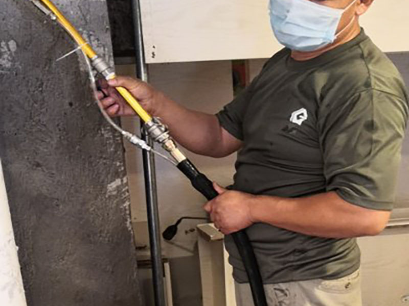 煙道檢查漏煙維修:第一，看看煙道口和連接口之間是不是有較大的縫隙，這樣的話您用玻璃膠之類(lèi)的粘一下就好了；第二，您檢查一下，連接口處的扇葉有沒(méi)有損壞，如果是這個(gè)原因您需要維修連接口。 裝隔離翻板(賣(mài)煙機(jī)或廚具的地方有賣(mài))要徹底根治油煙機(jī)返味、倒煙的問(wèn)題，就應(yīng)從返味、倒煙的源頭治理，因?yàn)橛蜔熂半y聞的氣體是從排煙道返入室內(nèi)的，就應(yīng)在排煙口處安裝密封的止逆閥，自已家的油煙可以出去，而別人家的油煙味進(jìn)不來(lái)。