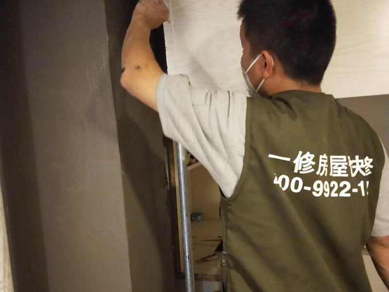 煙道檢查漏煙維修:第一，看看煙道口和連接口之間是不是有較大的縫隙，這樣的話您用玻璃膠之類(lèi)的粘一下就好了；第二，您檢查一下，連接口處的扇葉有沒(méi)有損壞，如果是這個(gè)原因您需要維修連接口。 裝隔離翻板(賣(mài)煙機(jī)或廚具的地方有賣(mài))要徹底根治油煙機(jī)返味、倒煙的問(wèn)題，就應(yīng)從返味、倒煙的源頭治理，因?yàn)橛蜔熂半y聞的氣體是從排煙道返入室內(nèi)的，就應(yīng)在排煙口處安裝密封的止逆閥，自已家的油煙可以出去，而別人家的油煙味進(jìn)不來(lái)。