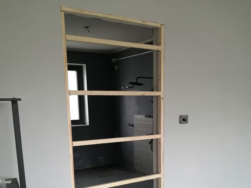 墻面封門(mén)洞維修：用青磚或紅磚進(jìn)行壘墻，外面在抹灰找平批膩?zhàn)犹幚?用木龍骨打框架，石膏板飾面，外面批膩?zhàn)诱移剿⑵岬冗M(jìn)行處理