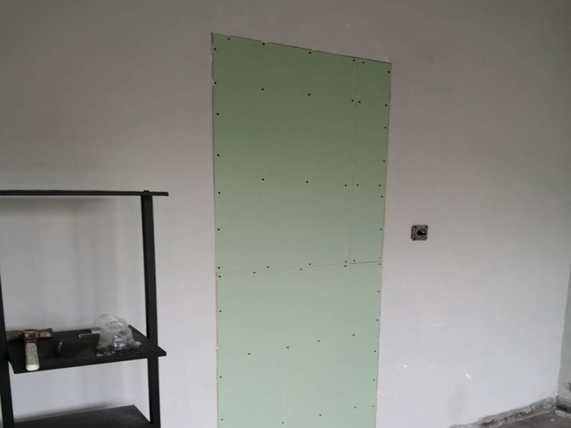 墻面封門(mén)洞維修：用青磚或紅磚進(jìn)行壘墻，外面在抹灰找平批膩?zhàn)犹幚?用木龍骨打框架，石膏板飾面，外面批膩?zhàn)诱移剿⑵岬冗M(jìn)行處理