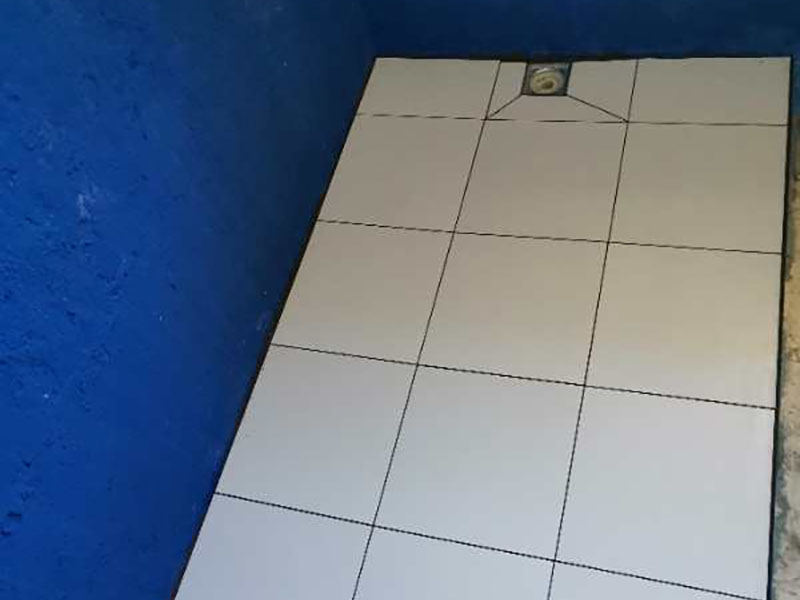 衛(wèi)生間刷防水:首先要進行地面處理，確保地面干凈，沒有任何雜物污染，基層表面堅實，無脫皮等現(xiàn)象，我們還要進行地面找平，保證地面平整，沒有較大的缺陷和補痕。防水涂料要刷全面，與基層結(jié)合牢固，不會出現(xiàn)氣泡，脫落等問題。我們涂刷時，要由下至上，先墻后地涂刷。要在防水層上再鋪一層保護層，保護層要完全覆蓋防水層，與之結(jié)合牢固，不能存在裂紋、氣泡、脫落等問題。在做閉水試驗前，要把衛(wèi)生間所有的下水都堵住，并且在衛(wèi)生間門口做一個簡易25厘米高的門檻，把衛(wèi)生間封好，再往衛(wèi)生間灌入20厘米高的水。24小時之后，衛(wèi)生間的水沒有滲漏，才能算衛(wèi)生間防水工程合格。