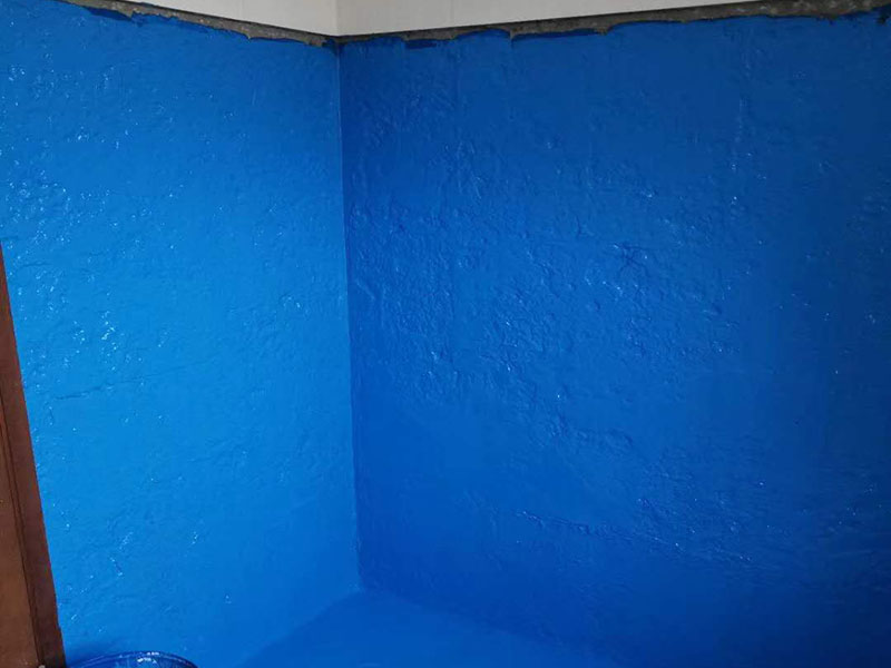 衛(wèi)生間刷防水:首先要進行地面處理，確保地面干凈，沒有任何雜物污染，基層表面堅實，無脫皮等現(xiàn)象，我們還要進行地面找平，保證地面平整，沒有較大的缺陷和補痕。防水涂料要刷全面，與基層結(jié)合牢固，不會出現(xiàn)氣泡，脫落等問題。我們涂刷時，要由下至上，先墻后地涂刷。要在防水層上再鋪一層保護層，保護層要完全覆蓋防水層，與之結(jié)合牢固，不能存在裂紋、氣泡、脫落等問題。在做閉水試驗前，要把衛(wèi)生間所有的下水都堵住，并且在衛(wèi)生間門口做一個簡易25厘米高的門檻，把衛(wèi)生間封好，再往衛(wèi)生間灌入20厘米高的水。24小時之后，衛(wèi)生間的水沒有滲漏，才能算衛(wèi)生間防水工程合格。