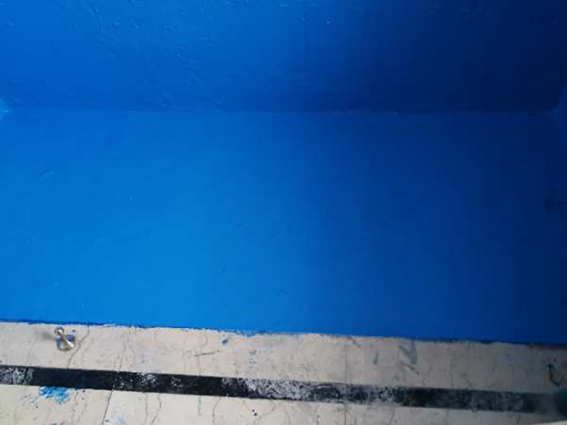 衛(wèi)生間刷防水:首先要進行地面處理，確保地面干凈，沒有任何雜物污染，基層表面堅實，無脫皮等現(xiàn)象，我們還要進行地面找平，保證地面平整，沒有較大的缺陷和補痕。防水涂料要刷全面，與基層結(jié)合牢固，不會出現(xiàn)氣泡，脫落等問題。我們涂刷時，要由下至上，先墻后地涂刷。要在防水層上再鋪一層保護層，保護層要完全覆蓋防水層，與之結(jié)合牢固，不能存在裂紋、氣泡、脫落等問題。在做閉水試驗前，要把衛(wèi)生間所有的下水都堵住，并且在衛(wèi)生間門口做一個簡易25厘米高的門檻，把衛(wèi)生間封好，再往衛(wèi)生間灌入20厘米高的水。24小時之后，衛(wèi)生間的水沒有滲漏，才能算衛(wèi)生間防水工程合格。