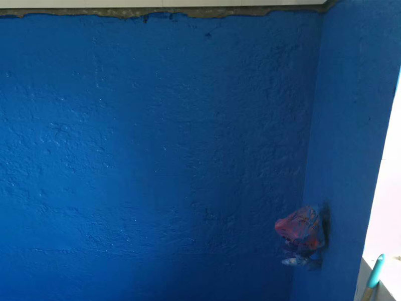 衛(wèi)生間刷防水:首先要進行地面處理，確保地面干凈，沒有任何雜物污染，基層表面堅實，無脫皮等現(xiàn)象，我們還要進行地面找平，保證地面平整，沒有較大的缺陷和補痕。防水涂料要刷全面，與基層結(jié)合牢固，不會出現(xiàn)氣泡，脫落等問題。我們涂刷時，要由下至上，先墻后地涂刷。要在防水層上再鋪一層保護層，保護層要完全覆蓋防水層，與之結(jié)合牢固，不能存在裂紋、氣泡、脫落等問題。在做閉水試驗前，要把衛(wèi)生間所有的下水都堵住，并且在衛(wèi)生間門口做一個簡易25厘米高的門檻，把衛(wèi)生間封好，再往衛(wèi)生間灌入20厘米高的水。24小時之后，衛(wèi)生間的水沒有滲漏，才能算衛(wèi)生間防水工程合格。