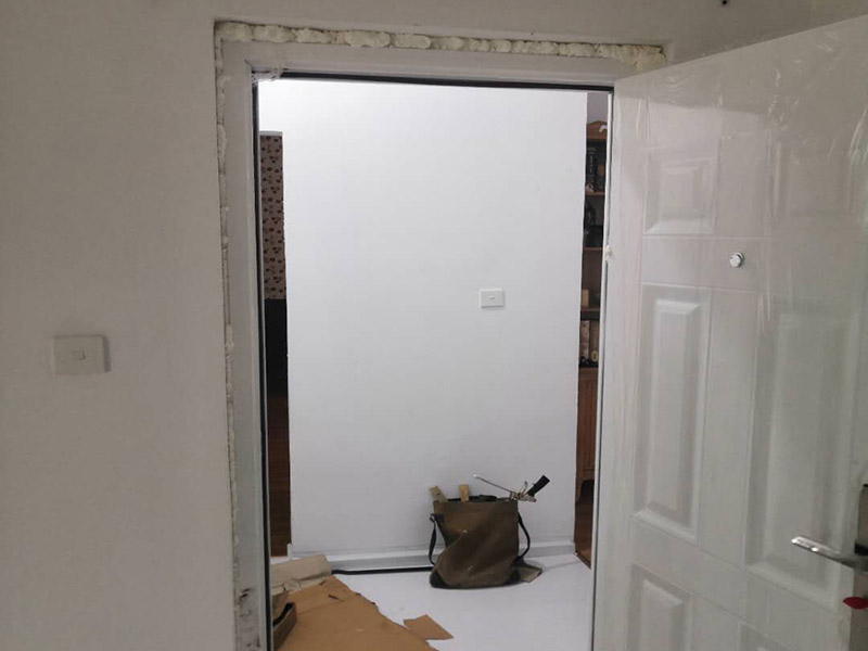 防盜門百葉門安裝：1、如框內(nèi)是聚胺脂發(fā)泡的，則不用填充水泥;沒(méi)有聚胺脂發(fā)泡的框，則必須用水泥填充，使防盜門與沿口沒(méi)有空心，安裝更牢固?！　?、填充水泥前用紙墊墊在門框與門扇兩側(cè)之間，把門關(guān)好進(jìn)行填充?！　?、填充水泥時(shí)，不要擠壓過(guò)重，以免使門框變形，影響開(kāi)啟?！　?、填充水泥6小時(shí)后將紙墊取下，把門打開(kāi)，將門框鎖孔部位水泥清凈