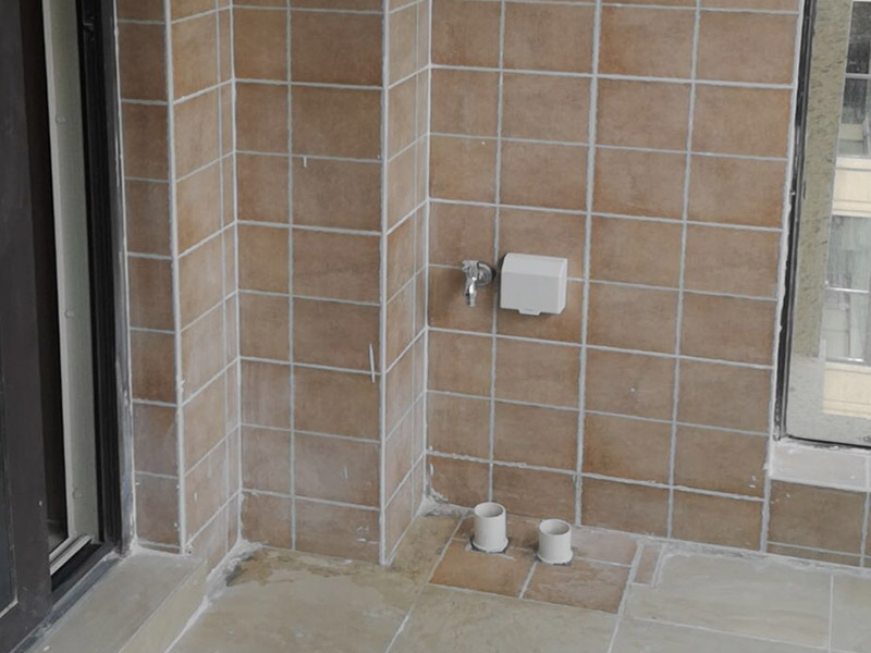 陽臺改造裝修：通常家‎里種‎的‎綠植都會放在陽臺上，‎所以‎將陽臺改造成花園是最‎常‎見也是最簡單‎的，‎無論‎家里是開放‎式‎陽臺還是封閉式‎陽臺，‎都可‎以‎進行‎改造。 陽臺跟客廳、臥房的不同在于可以享受陽光沐浴、清風拂面的感覺，可以在陽臺上擺放幾張舒服的座椅，放置一個小茶幾，或者掛一個吊椅，使陽臺既可以成為下午茶專區(qū)，也能成為偶爾閑坐、休息的小角落。 如果想要保留陽臺的生活用途，可以把洗衣機搬到陽臺，改造成一個洗衣區(qū)，這樣不僅將洗、晾、曬的過程集中在一個區(qū)域，還能兼顧手洗、儲物的功能。