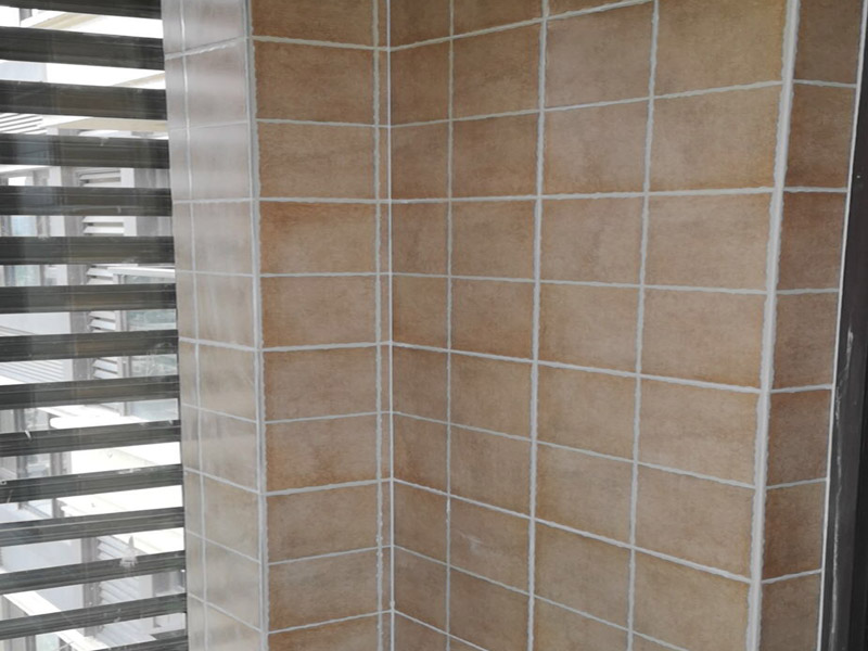 陽臺改造裝修：通常家‎里種‎的‎綠植都會放在陽臺上，‎所以‎將陽臺改造成花園是最‎常‎見也是最簡單‎的，‎無論‎家里是開放‎式‎陽臺還是封閉式‎陽臺，‎都可‎以‎進行‎改造。 陽臺跟客廳、臥房的不同在于可以享受陽光沐浴、清風拂面的感覺，可以在陽臺上擺放幾張舒服的座椅，放置一個小茶幾，或者掛一個吊椅，使陽臺既可以成為下午茶專區(qū)，也能成為偶爾閑坐、休息的小角落。 如果想要保留陽臺的生活用途，可以把洗衣機搬到陽臺，改造成一個洗衣區(qū)，這樣不僅將洗、晾、曬的過程集中在一個區(qū)域，還能兼顧手洗、儲物的功能。