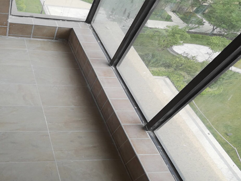 陽臺改造裝修：通常家‎里種‎的‎綠植都會放在陽臺上，‎所以‎將陽臺改造成花園是最‎常‎見也是最簡單‎的，‎無論‎家里是開放‎式‎陽臺還是封閉式‎陽臺，‎都可‎以‎進行‎改造。 陽臺跟客廳、臥房的不同在于可以享受陽光沐浴、清風拂面的感覺，可以在陽臺上擺放幾張舒服的座椅，放置一個小茶幾，或者掛一個吊椅，使陽臺既可以成為下午茶專區(qū)，也能成為偶爾閑坐、休息的小角落。 如果想要保留陽臺的生活用途，可以把洗衣機搬到陽臺，改造成一個洗衣區(qū)，這樣不僅將洗、晾、曬的過程集中在一個區(qū)域，還能兼顧手洗、儲物的功能。