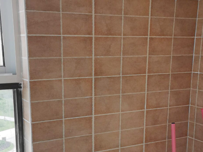 陽臺改造裝修：通常家‎里種‎的‎綠植都會放在陽臺上，‎所以‎將陽臺改造成花園是最‎常‎見也是最簡單‎的，‎無論‎家里是開放‎式‎陽臺還是封閉式‎陽臺，‎都可‎以‎進行‎改造。 陽臺跟客廳、臥房的不同在于可以享受陽光沐浴、清風拂面的感覺，可以在陽臺上擺放幾張舒服的座椅，放置一個小茶幾，或者掛一個吊椅，使陽臺既可以成為下午茶專區(qū)，也能成為偶爾閑坐、休息的小角落。 如果想要保留陽臺的生活用途，可以把洗衣機搬到陽臺，改造成一個洗衣區(qū)，這樣不僅將洗、晾、曬的過程集中在一個區(qū)域，還能兼顧手洗、儲物的功能。