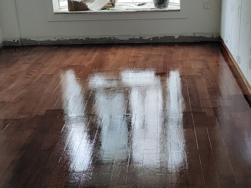 實(shí)木地板翻新打蠟：利用稀釋工具對(duì)中性清潔劑進(jìn)行合理比例的稀釋，利用清洗機(jī)和稀釋好的中性清潔劑將地面清洗干凈，盡量將地板打掃干凈。 在潔凈干燥的地表面落底蠟兩遍，然后利用風(fēng)干機(jī)對(duì)落蠟的地面進(jìn)行全面性的風(fēng)干；待底蠟干燥后，再在其表面落面蠟兩遍，利用風(fēng)干機(jī)對(duì)其進(jìn)行風(fēng)干。 待蠟面徹底干燥后，用高速拋光機(jī)配合拋光墊進(jìn)行均勻、勻速的拋光即可。經(jīng)打蠟拋光的地面，光亮整潔、自然鏡面可達(dá)到90％以上，感觀效果特佳。