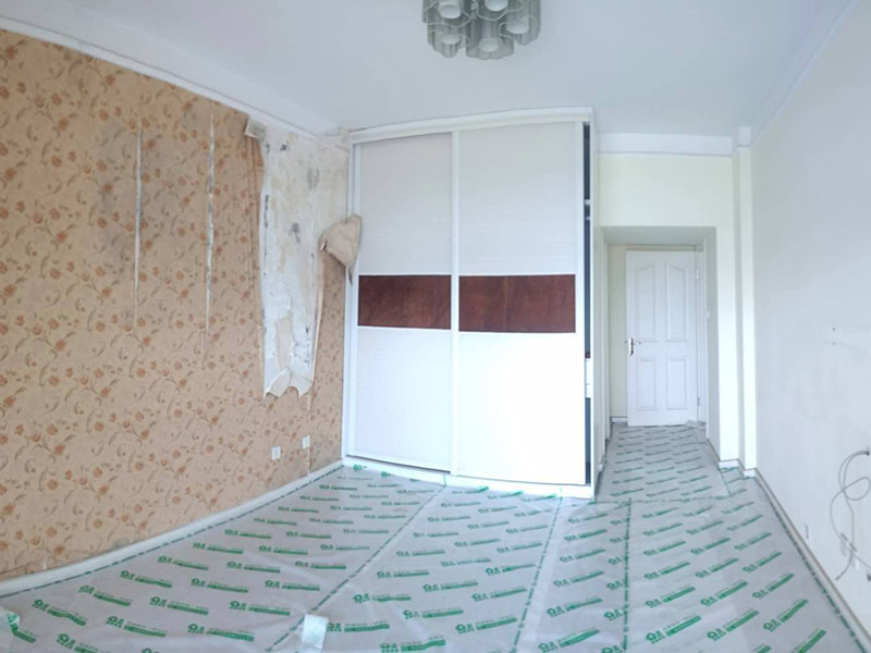 舊房裝修成品保護(hù)：在施工過程中，有bai些分項(xiàng)、分部工程已經(jīng)完成，其du他工zhi程尚在施工，或者某些部位已經(jīng)完成，其他部位正在施工，如果對(duì)已完成的成品，不采取妥善的措施加以保護(hù)，就會(huì)造成損傷，影響質(zhì)量。這樣，不僅會(huì)增加修補(bǔ)工作量，浪費(fèi)工料，拖延工期；更嚴(yán)重的是有的損傷難以恢復(fù)到原料，成為永久性的缺陷。因此，搞好成品保護(hù)，是一項(xiàng)關(guān)系到確保工程質(zhì)量、降低工程成本，按期竣工的重要環(huán)節(jié)。