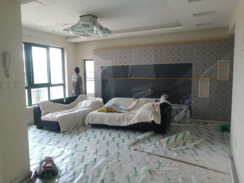 舊房裝修成品保護(hù)：在施工過程中，有bai些分項(xiàng)、分部工程已經(jīng)完成，其du他工zhi程尚在施工，或者某些部位已經(jīng)完成，其他部位正在施工，如果對(duì)已完成的成品，不采取妥善的措施加以保護(hù)，就會(huì)造成損傷，影響質(zhì)量。這樣，不僅會(huì)增加修補(bǔ)工作量，浪費(fèi)工料，拖延工期；更嚴(yán)重的是有的損傷難以恢復(fù)到原料，成為永久性的缺陷。因此，搞好成品保護(hù)，是一項(xiàng)關(guān)系到確保工程質(zhì)量、降低工程成本，按期竣工的重要環(huán)節(jié)。