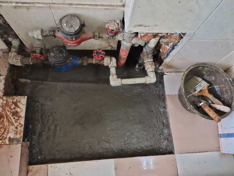 管道漏水修補(bǔ):先找到有裂縫砂眼的地方，金屬管道漏水時(shí)，地面會(huì)有潮濕痕跡，就能看到漏水的位置在什么地方。找到漏水的位置，做好標(biāo)記，先斷水 。斷水后，用砂紙打磨下管道外面，除去管道表面的浮砂、污物，然后對(duì)氣孔、砂眼盡可能用銼刀、手動(dòng)砂輪粗化，并用清潔劑擦拭干凈、熱風(fēng)機(jī)吹干，保持粘接面的干燥。均勻涂抹到裂縫砂眼表面，等待其自然固化。膠體完全固化后，若進(jìn)行噴砂處理表面效果會(huì)更好。當(dāng)用于密封堵漏時(shí)，盡可能將密封缺陷處除砂、除污、除銹，然后涂膠。