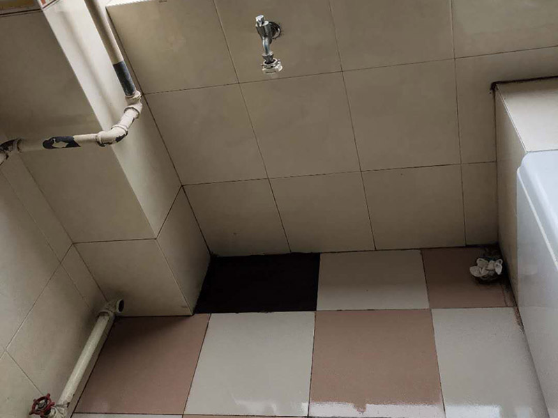 管道漏水修補(bǔ):先找到有裂縫砂眼的地方，金屬管道漏水時(shí)，地面會(huì)有潮濕痕跡，就能看到漏水的位置在什么地方。找到漏水的位置，做好標(biāo)記，先斷水 。斷水后，用砂紙打磨下管道外面，除去管道表面的浮砂、污物，然后對(duì)氣孔、砂眼盡可能用銼刀、手動(dòng)砂輪粗化，并用清潔劑擦拭干凈、熱風(fēng)機(jī)吹干，保持粘接面的干燥。均勻涂抹到裂縫砂眼表面，等待其自然固化。膠體完全固化后，若進(jìn)行噴砂處理表面效果會(huì)更好。當(dāng)用于密封堵漏時(shí)，盡可能將密封缺陷處除砂、除污、除銹，然后涂膠。