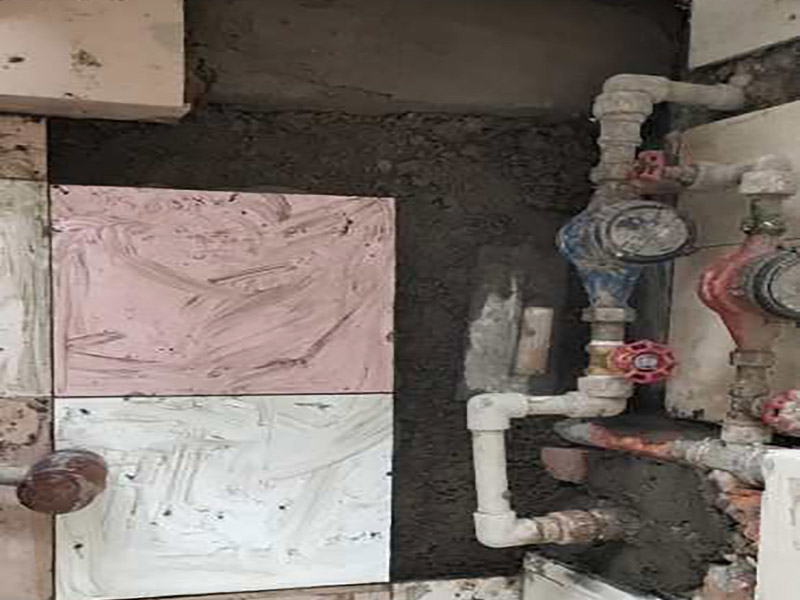 管道漏水修補(bǔ):先找到有裂縫砂眼的地方，金屬管道漏水時(shí)，地面會(huì)有潮濕痕跡，就能看到漏水的位置在什么地方。找到漏水的位置，做好標(biāo)記，先斷水 。斷水后，用砂紙打磨下管道外面，除去管道表面的浮砂、污物，然后對(duì)氣孔、砂眼盡可能用銼刀、手動(dòng)砂輪粗化，并用清潔劑擦拭干凈、熱風(fēng)機(jī)吹干，保持粘接面的干燥。均勻涂抹到裂縫砂眼表面，等待其自然固化。膠體完全固化后，若進(jìn)行噴砂處理表面效果會(huì)更好。當(dāng)用于密封堵漏時(shí)，盡可能將密封缺陷處除砂、除污、除銹，然后涂膠。