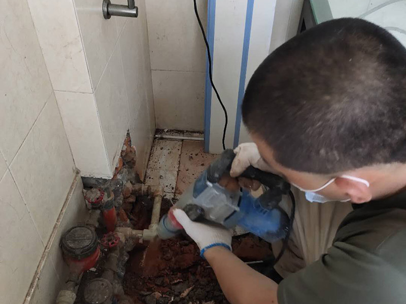 管道漏水修補(bǔ):先找到有裂縫砂眼的地方，金屬管道漏水時(shí)，地面會(huì)有潮濕痕跡，就能看到漏水的位置在什么地方。找到漏水的位置，做好標(biāo)記，先斷水 。斷水后，用砂紙打磨下管道外面，除去管道表面的浮砂、污物，然后對(duì)氣孔、砂眼盡可能用銼刀、手動(dòng)砂輪粗化，并用清潔劑擦拭干凈、熱風(fēng)機(jī)吹干，保持粘接面的干燥。均勻涂抹到裂縫砂眼表面，等待其自然固化。膠體完全固化后，若進(jìn)行噴砂處理表面效果會(huì)更好。當(dāng)用于密封堵漏時(shí)，盡可能將密封缺陷處除砂、除污、除銹，然后涂膠。