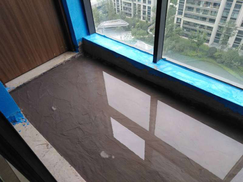 陽(yáng)臺(tái)做防水：陽(yáng)臺(tái)防水涂料的涂刷高度至少需要在30cm以上，如果是放置洗衣機(jī)的區(qū)域，需要將防水涂料涂抹得更高些。如果你家的陽(yáng)臺(tái)屬于外露陽(yáng)臺(tái)，為了加強(qiáng)防水效果，最好做得高些，同時(shí)防水涂料的厚度需要在1.5mm以上。在暴雨天氣下，如果雨量大于地漏的排水能力時(shí)，就會(huì)在陽(yáng)臺(tái)地面出現(xiàn)大量積水，容易導(dǎo)致積水進(jìn)入室內(nèi)，因此我們?cè)谶x購(gòu)陽(yáng)臺(tái)地漏的時(shí)，最好選擇排水量大且順暢的地漏。 陽(yáng)臺(tái)的防水層都在外層，需要受到陽(yáng)光暴曬、雨水侵蝕、嚴(yán)寒酷暑等自然天氣的考驗(yàn)，如果沒有出色的性能和良好的保護(hù)措施，他的使用年限會(huì)大大縮短。因此，我們?cè)谶x購(gòu)防水材料時(shí)，需要選擇強(qiáng)度高、耐老化的防水涂料。